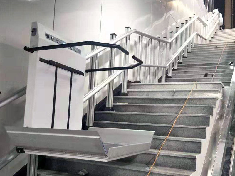 <b>斜掛式輪椅升降平臺</b>